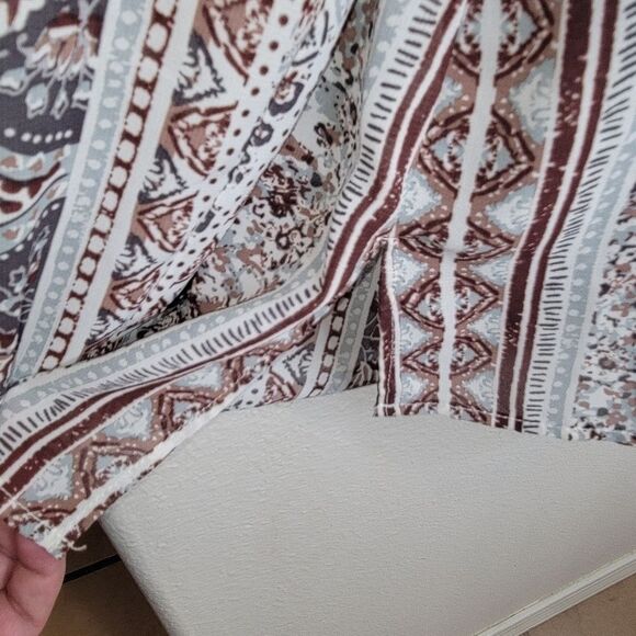 BKE Boutique printed chiffon tab sleeve blouse Large - Picture 6 of 8